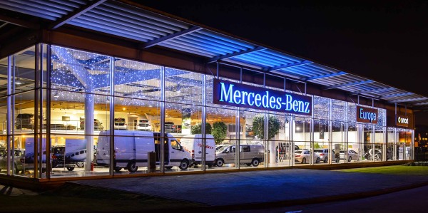 Showroom Mercedes décoré